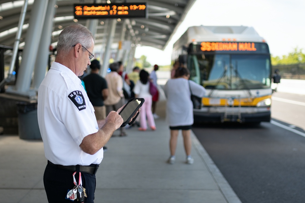 Bus inspector using Skate on a tablet